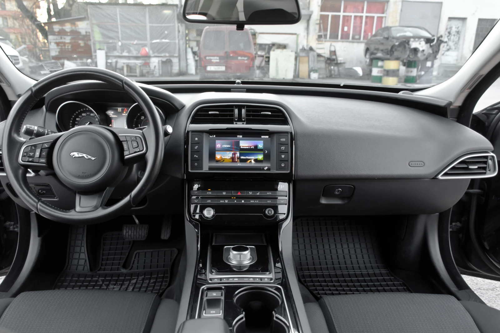 Jaguar XE 2.0D - NAVIGATION/ PRESTIGE / F1 - ZF - AUTOMATIC, снимка 9 - Автомобили и джипове - 53746638