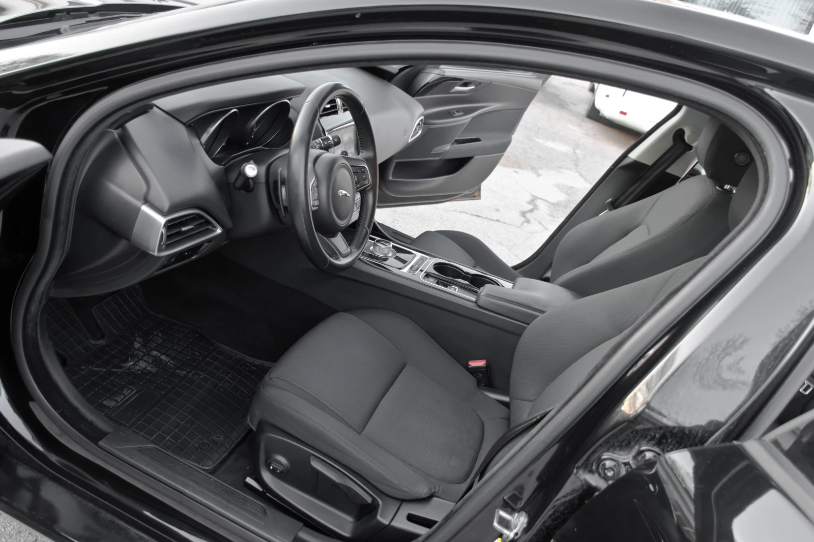 Jaguar XE 2.0D - NAVIGATION/ PRESTIGE / F1 - ZF - AUTOMATIC, снимка 13 - Автомобили и джипове - 53746638