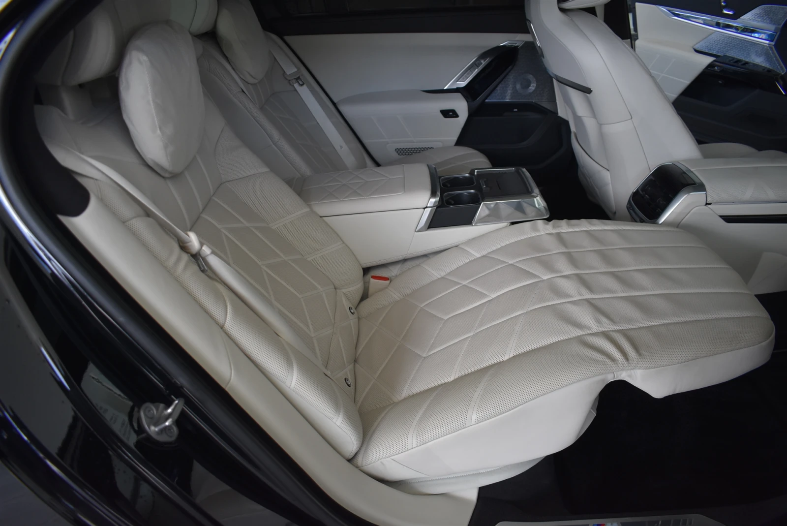 BMW i7 xDrive60, снимка 8 - Автомобили и джипове - 53863320