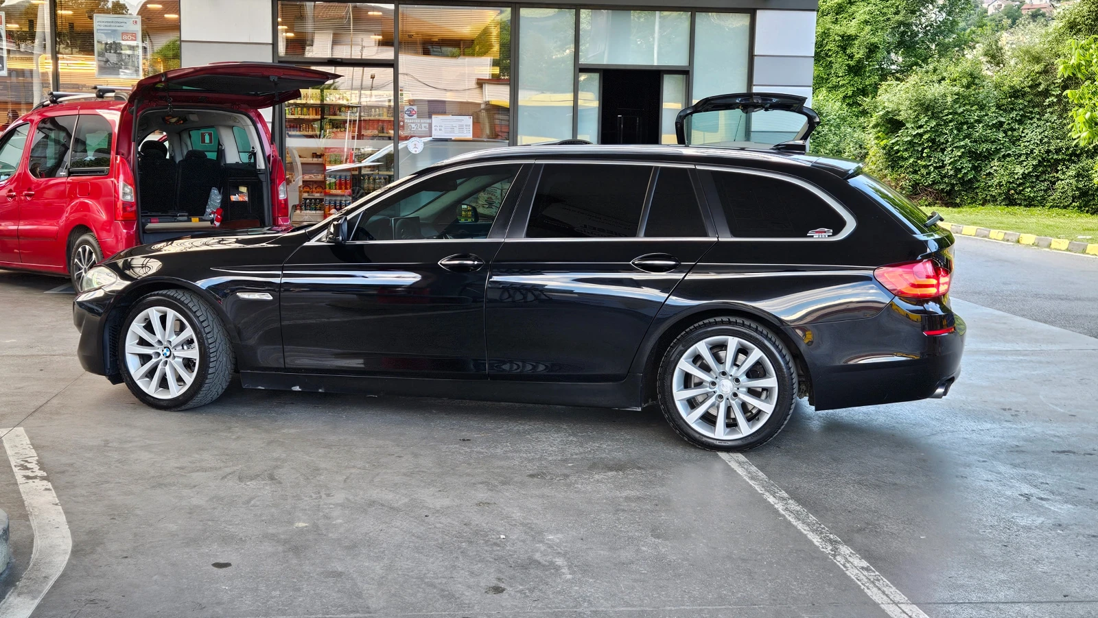 BMW 520 AVTOMAT/KOJA/NAVIG/PANORAMA/ANDROID, снимка 3 - Автомобили и джипове - 54899635