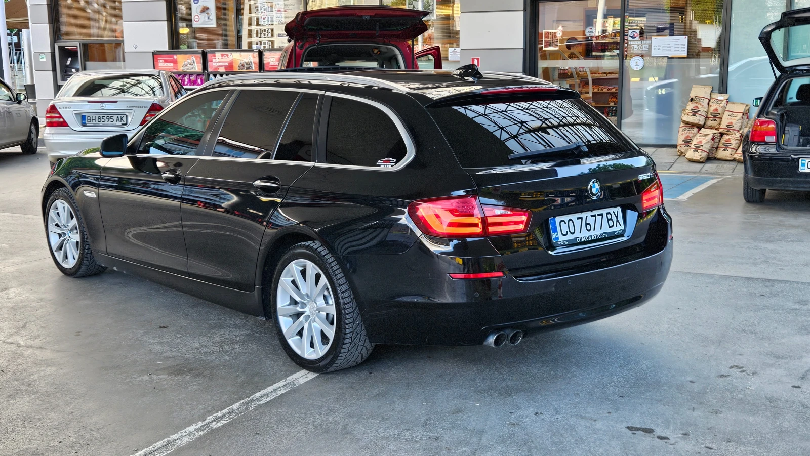 BMW 520 AVTOMAT/KOJA/NAVIG/PANORAMA/ANDROID, снимка 4 - Автомобили и джипове - 54899635