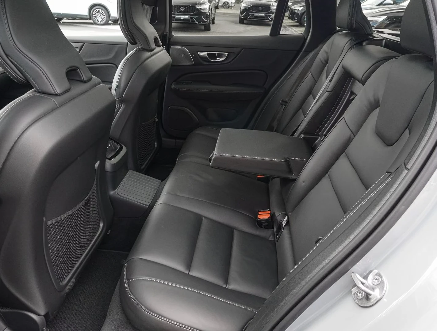 Volvo V60 T8* AWD* Ultra Black Edition* B&W, снимка 5 - Автомобили и джипове - 56040325