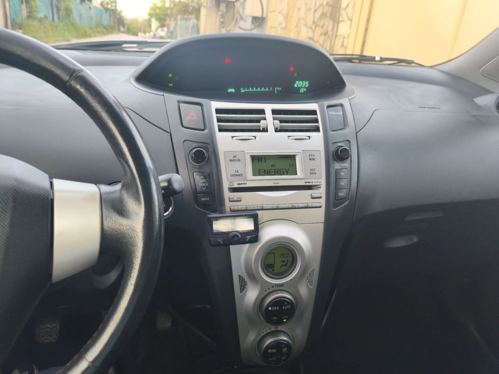 Toyota Yaris 1.3 VVTI Keyless/start-stop - изображение 7