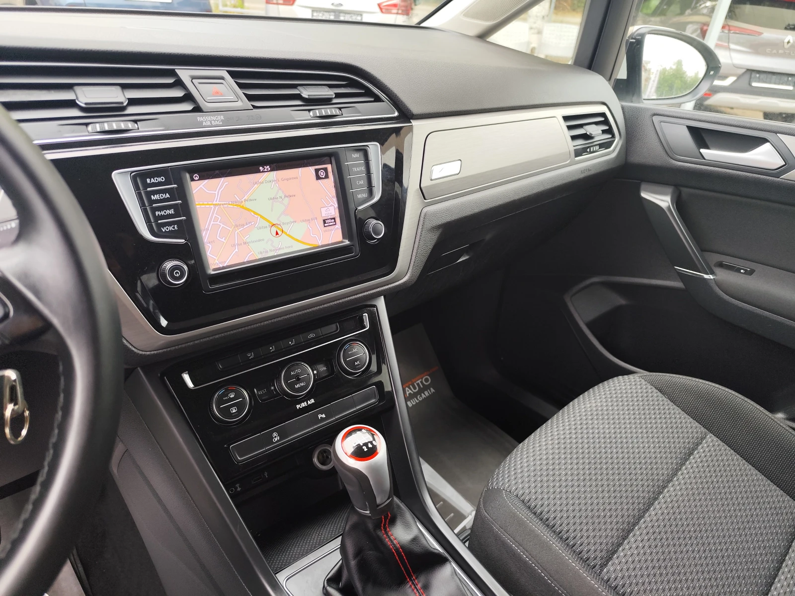 VW Touran 2.0TDI* BUSINESS* 7 МЕСТЕН* НАПЪЛНО ОБСЛУЖЕН!* EU6 - изображение 8