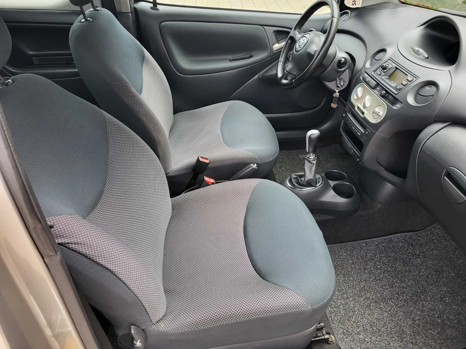 Toyota Yaris 1.3 - изображение 5