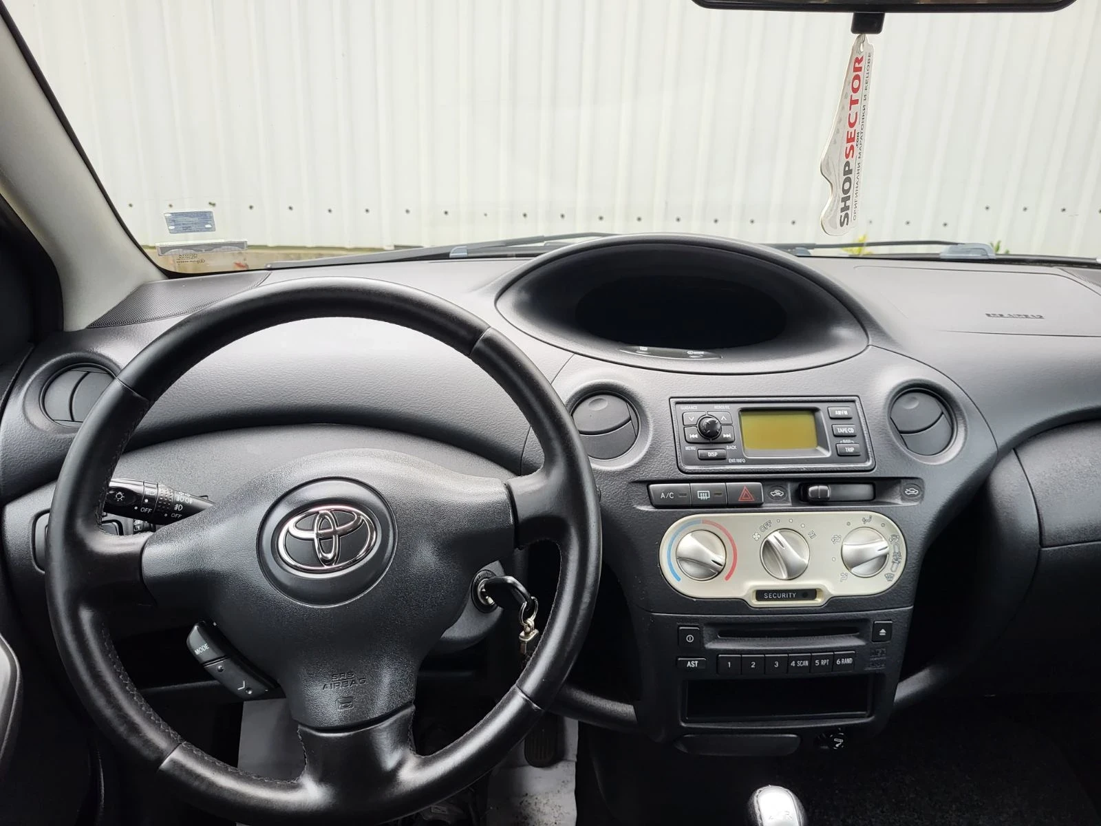 Toyota Yaris 1.3 - изображение 6