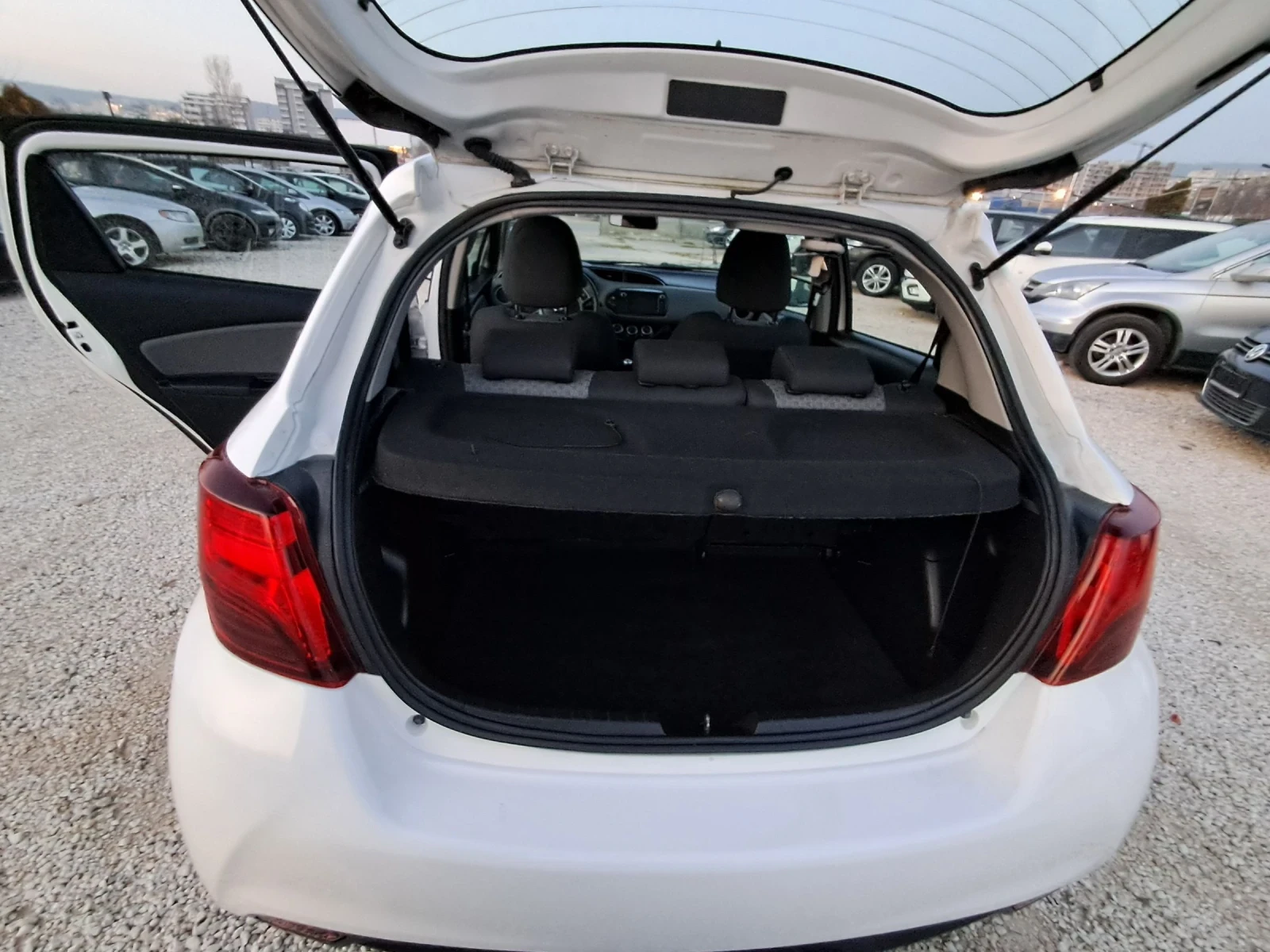 Toyota Yaris 1.0i FACE LIFT   КАТО НОВА, снимка 13 - Автомобили и джипове - 53713346