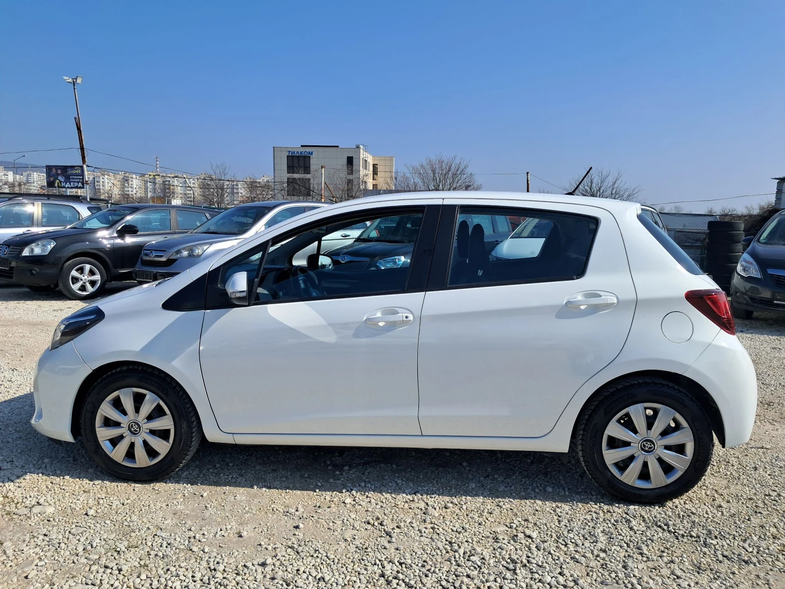 Toyota Yaris 1.0i FACE LIFT   КАТО НОВА, снимка 4 - Автомобили и джипове - 53713346