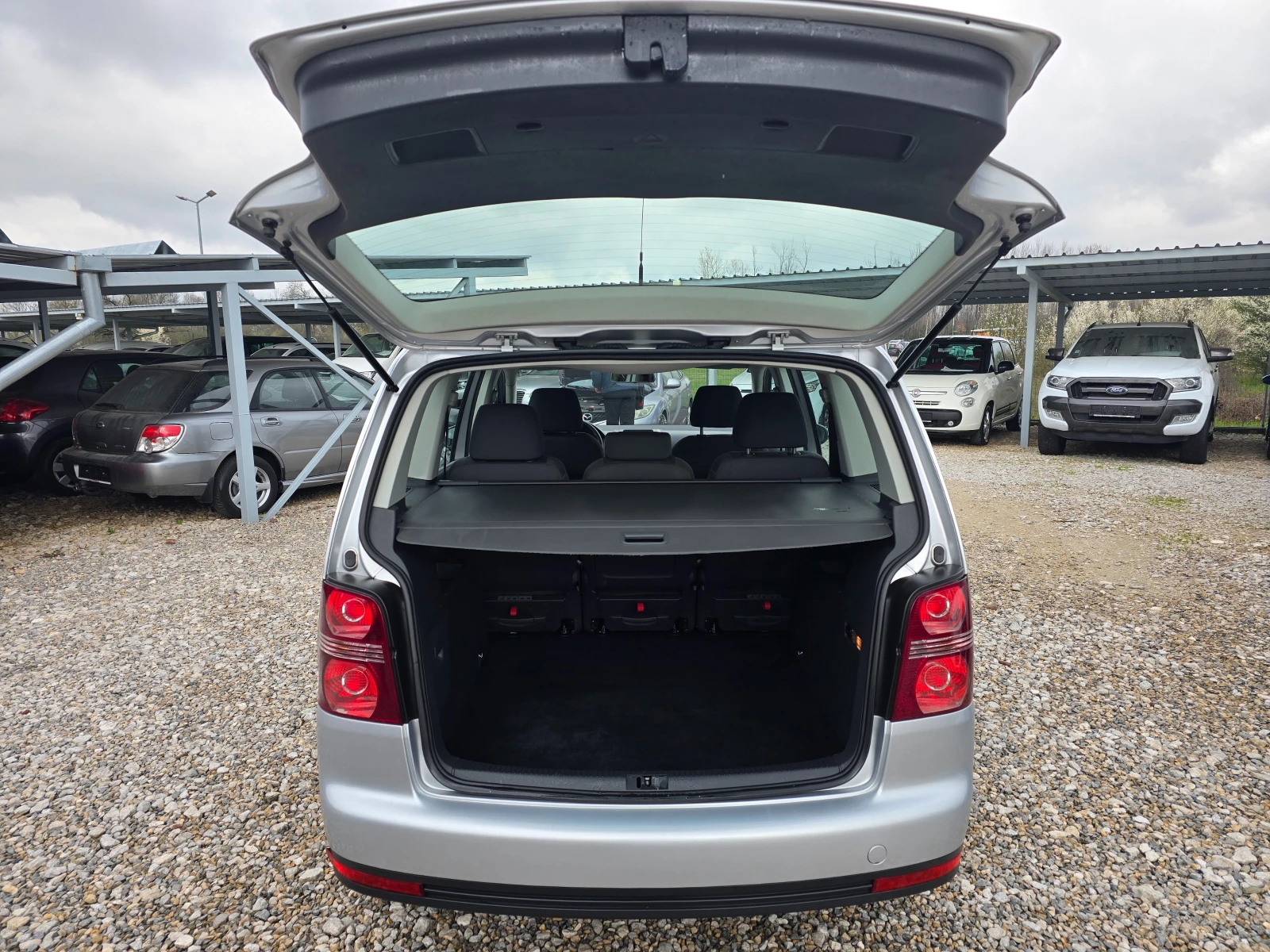 VW Touran 1.9 TDI  !! FACELIFT !!! РЕАЛНИ КИЛОМЕТРИ, снимка 15 - Автомобили и джипове - 54170852