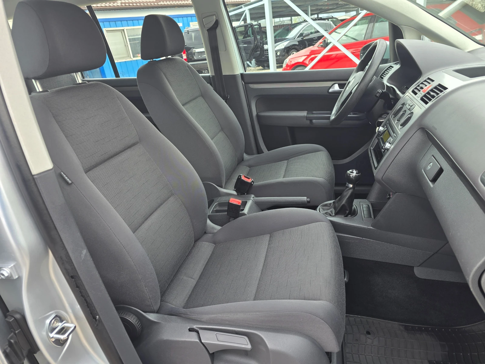 VW Touran 1.9 TDI  !! FACELIFT !!! РЕАЛНИ КИЛОМЕТРИ, снимка 10 - Автомобили и джипове - 54170852