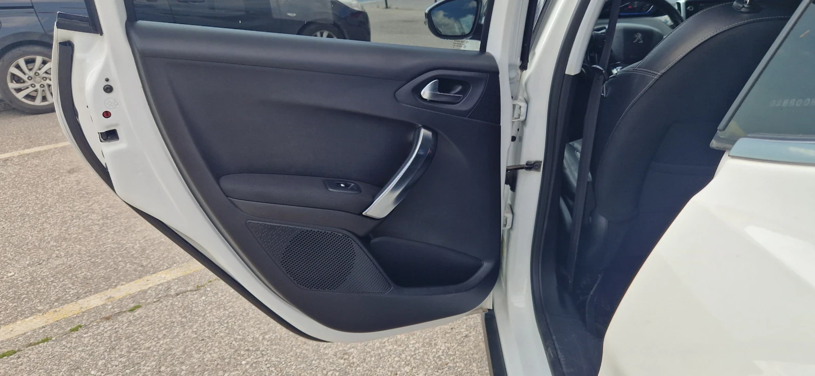 Peugeot 2008 1.6 HDI, снимка 15 - Автомобили и джипове - 54238282