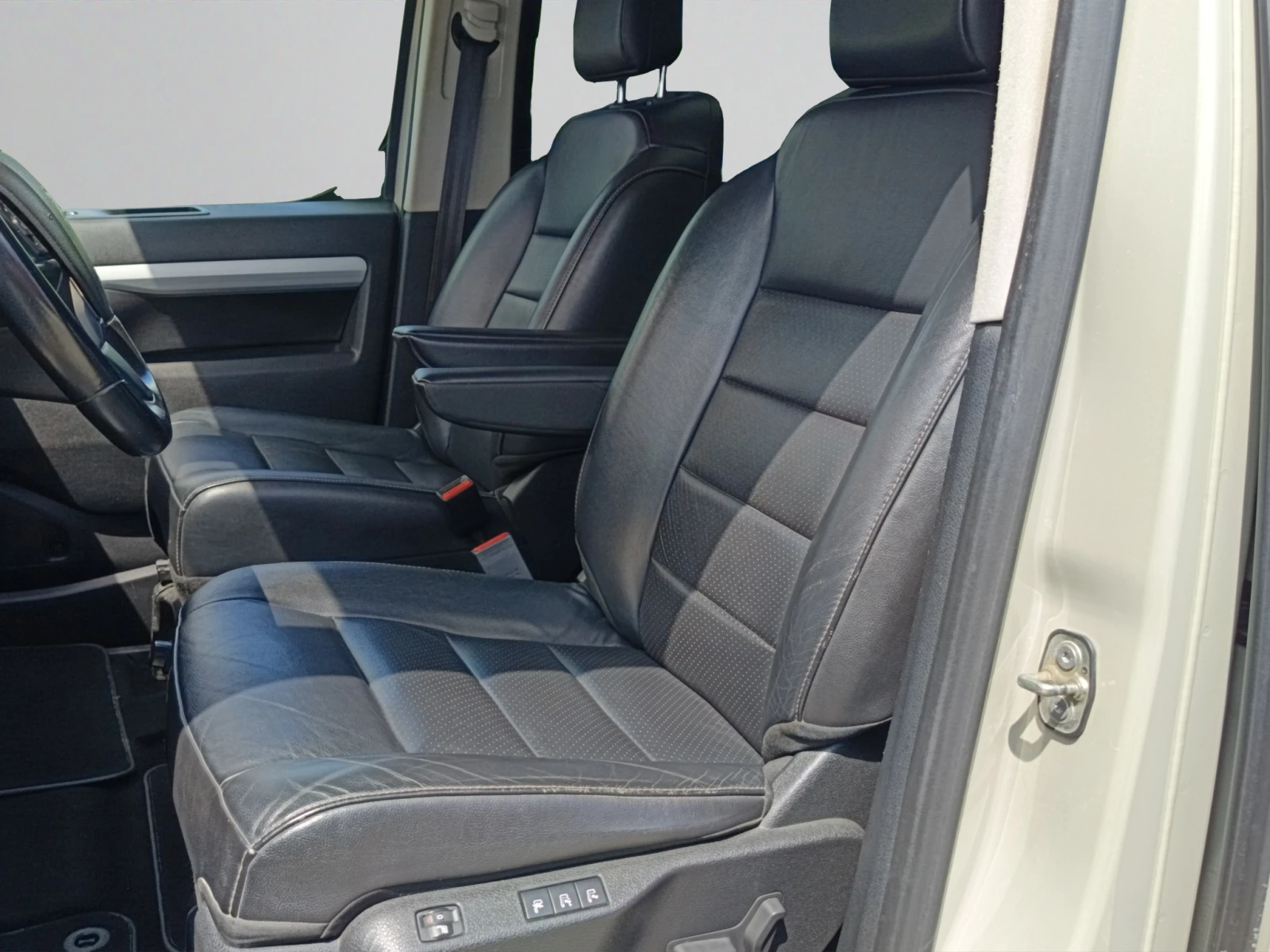 Peugeot Traveler BUSINESS VIP Long, снимка 16 - Автомобили и джипове - 54815603