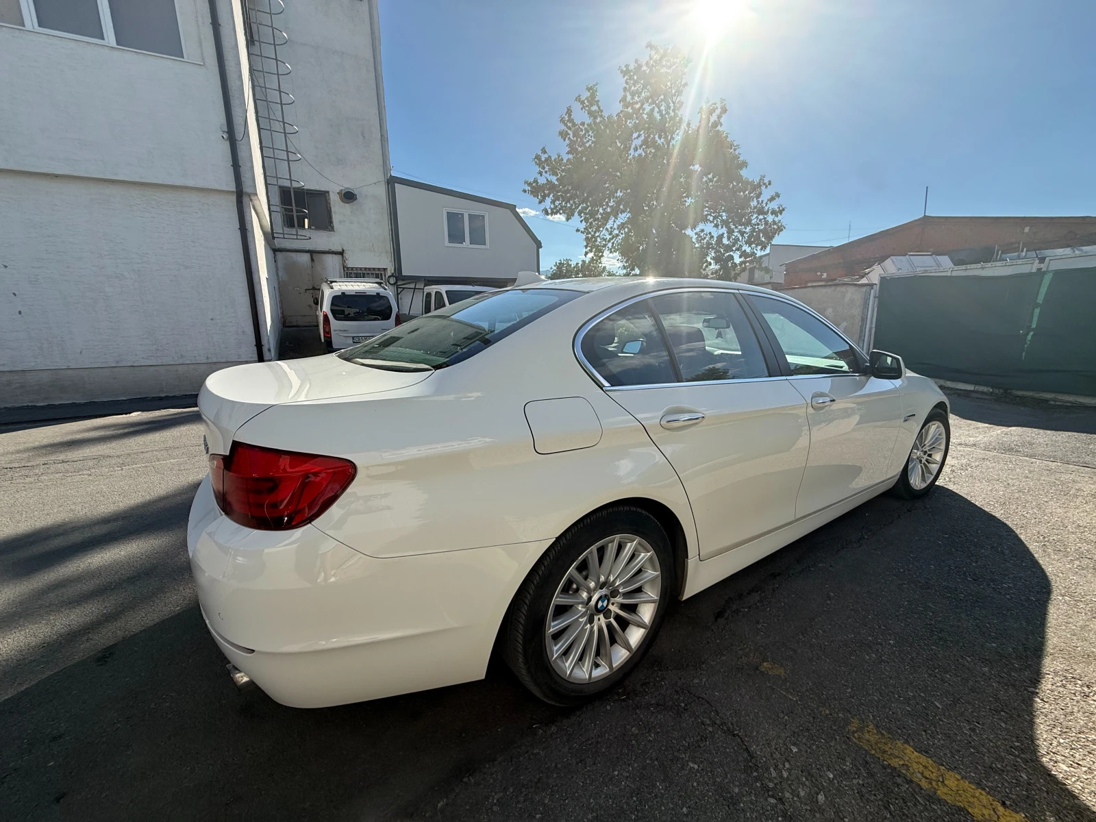 BMW 535 xDrive CAR PLAY/ANDROID/МУЗИКА/КОЖА/АВТОМАТИК, снимка 3 - Автомобили и джипове - 55749091