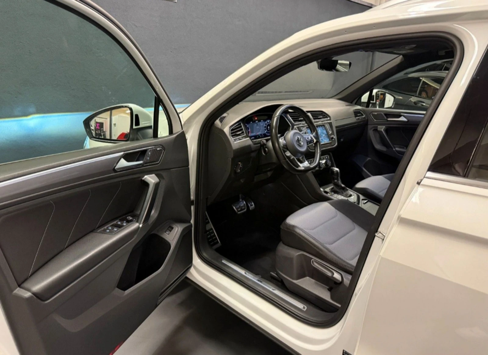 VW Tiguan 2.0TDI 3XR-LINE 4-MOTION ПАНОРАМА ГЕРМАНИЯ , снимка 5 - Автомобили и джипове - 53786131