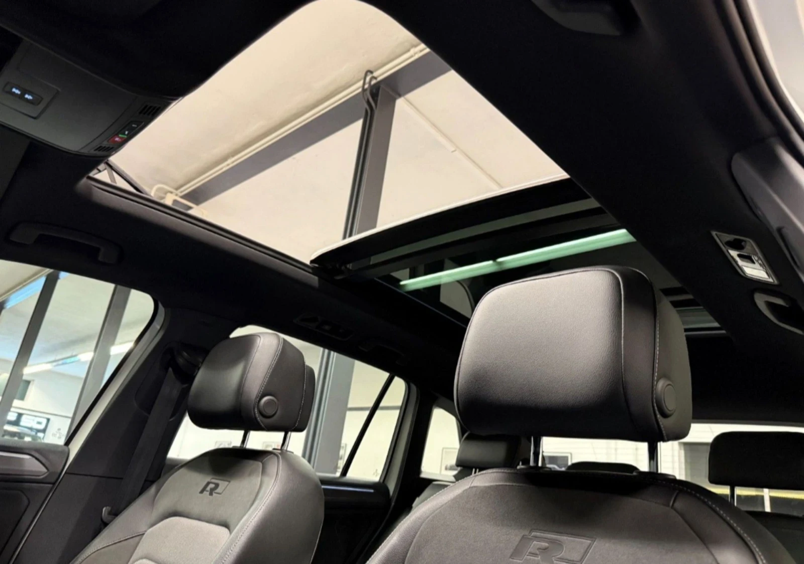 VW Tiguan 2.0TDI 3XR-LINE 4-MOTION ПАНОРАМА ГЕРМАНИЯ , снимка 9 - Автомобили и джипове - 53786131