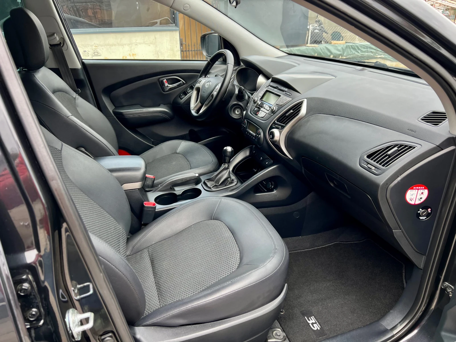 Hyundai IX35 2.0i 4x4 ОБСЛУЖЕНА ШВЕЙЦАРИЯ, снимка 8 - Автомобили и джипове - 53977937