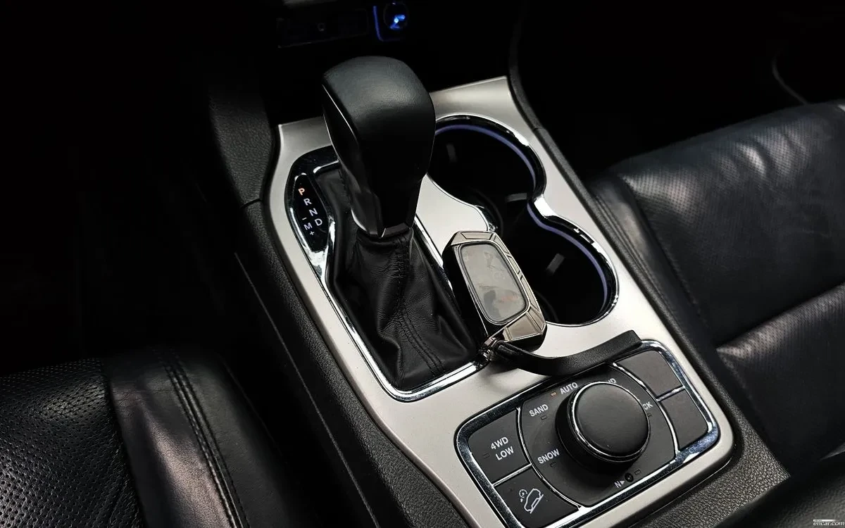 Jeep Grand cherokee ПОДГРЕВИ* ОБДУХ* KEYLESS* КАМЕРА* PANO, снимка 12 - Автомобили и джипове - 54138069