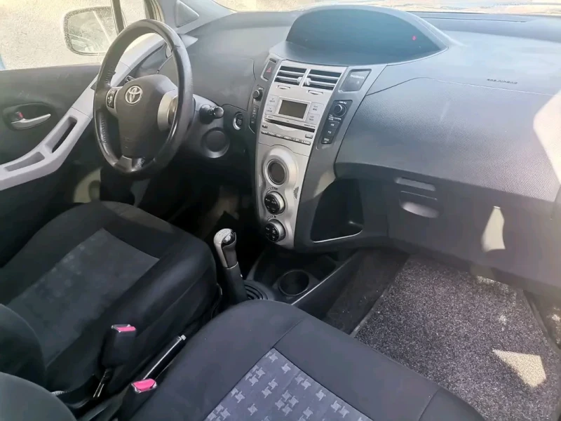 Toyota Yaris, снимка 8 - Автомобили и джипове - 49321361