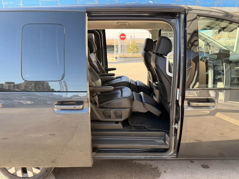 Hyundai Staria Luxury 7 seats AWD, снимка 12 - Автомобили и джипове - 53175431