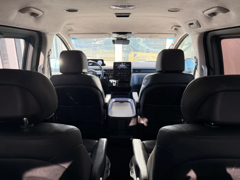 Hyundai Staria Luxury 7 seats AWD, снимка 14 - Автомобили и джипове - 53175431