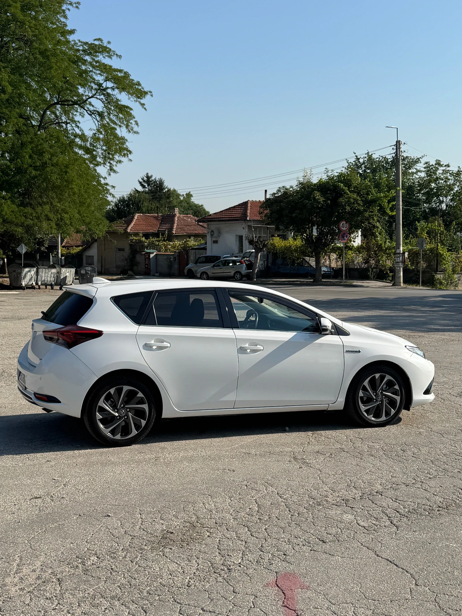 Toyota Auris Hybrid Регистрирана/Обслужена, снимка 3 - Автомобили и джипове - 55755335