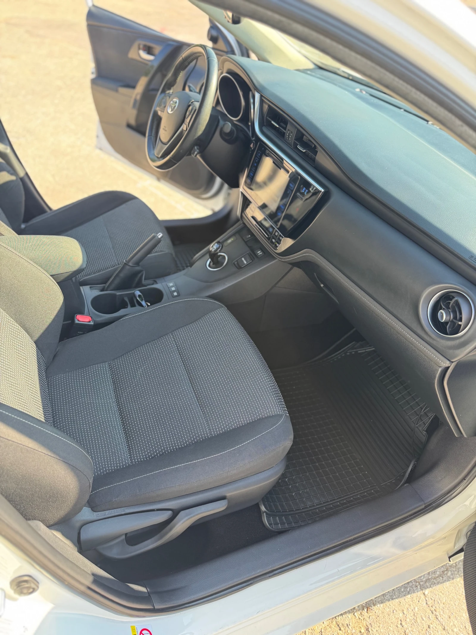 Toyota Auris Hybrid Регистрирана/Обслужена, снимка 8 - Автомобили и джипове - 55577951