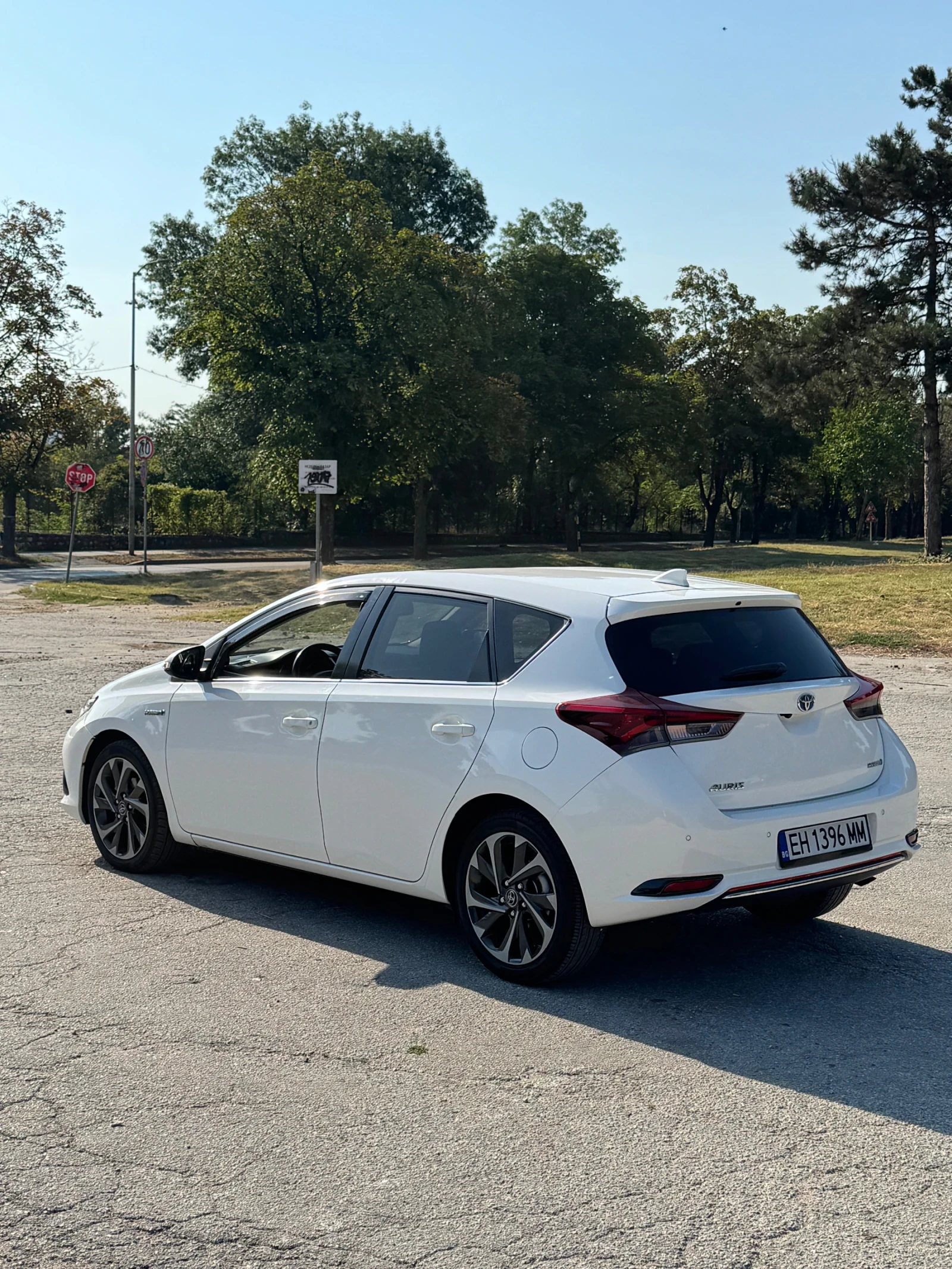 Toyota Auris Hybrid Регистрирана/Обслужена, снимка 4 - Автомобили и джипове - 55577951