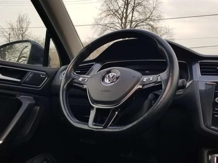 VW Tiguan HIGHLINE PKG| NAV| 360 CAMERA| LEATHER| PANO| FEND, снимка 9 - Автомобили и джипове - 53914209