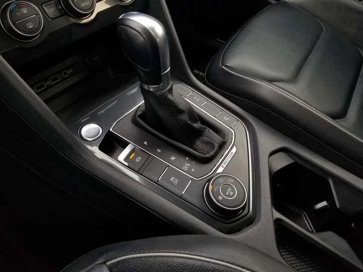 VW Tiguan HIGHLINE PKG| NAV| 360 CAMERA| LEATHER| PANO| FEND, снимка 15 - Автомобили и джипове - 53914209