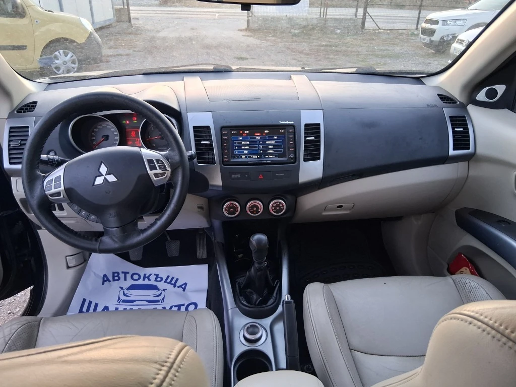 Mitsubishi Outlander РЕГИСТРИРАН И ОБСЛУЖЕН, снимка 8 - Автомобили и джипове - 56122384