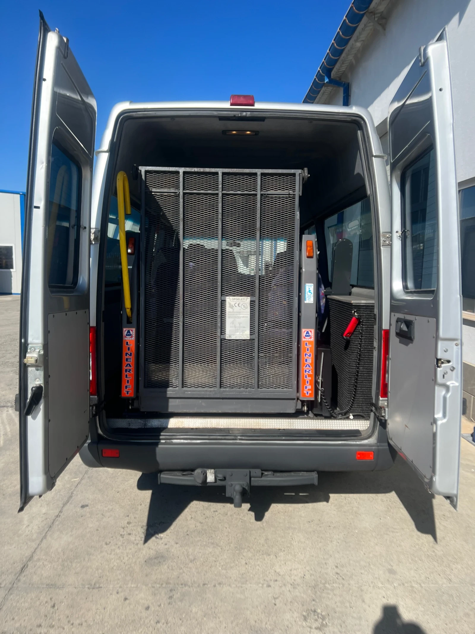 Mercedes-Benz Sprinter 8 + 1 места / Рампа за хора с увреждания - изображение 6
