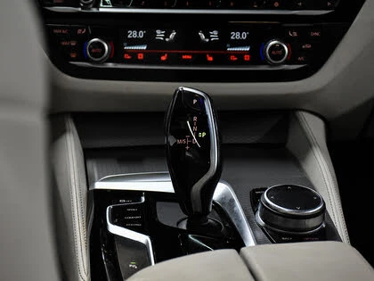 BMW 530 G30* xDrive* АвтоКредит* (ЦЕНА ДО БГ), снимка 12 - Автомобили и джипове - 53250877