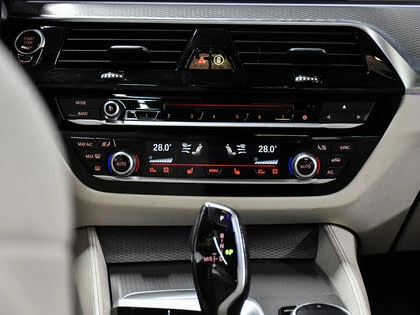 BMW 530 G30* xDrive* АвтоКредит* (ЦЕНА ДО БГ), снимка 11 - Автомобили и джипове - 53250877