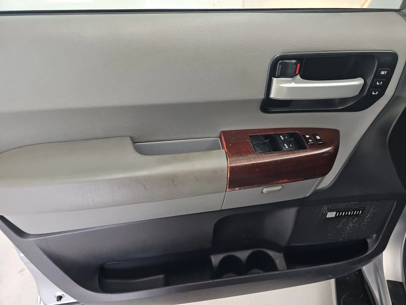 Toyota Sequoia PLATINUM* 5.7* V8* ПОДГРЕВ* КАМЕРА* КЕЙЛЕС, снимка 7 - Автомобили и джипове - 52561156