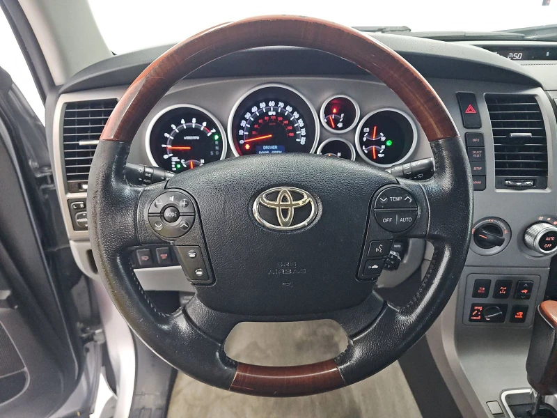 Toyota Sequoia PLATINUM* 5.7* V8* ПОДГРЕВ* КАМЕРА* КЕЙЛЕС, снимка 8 - Автомобили и джипове - 52561156