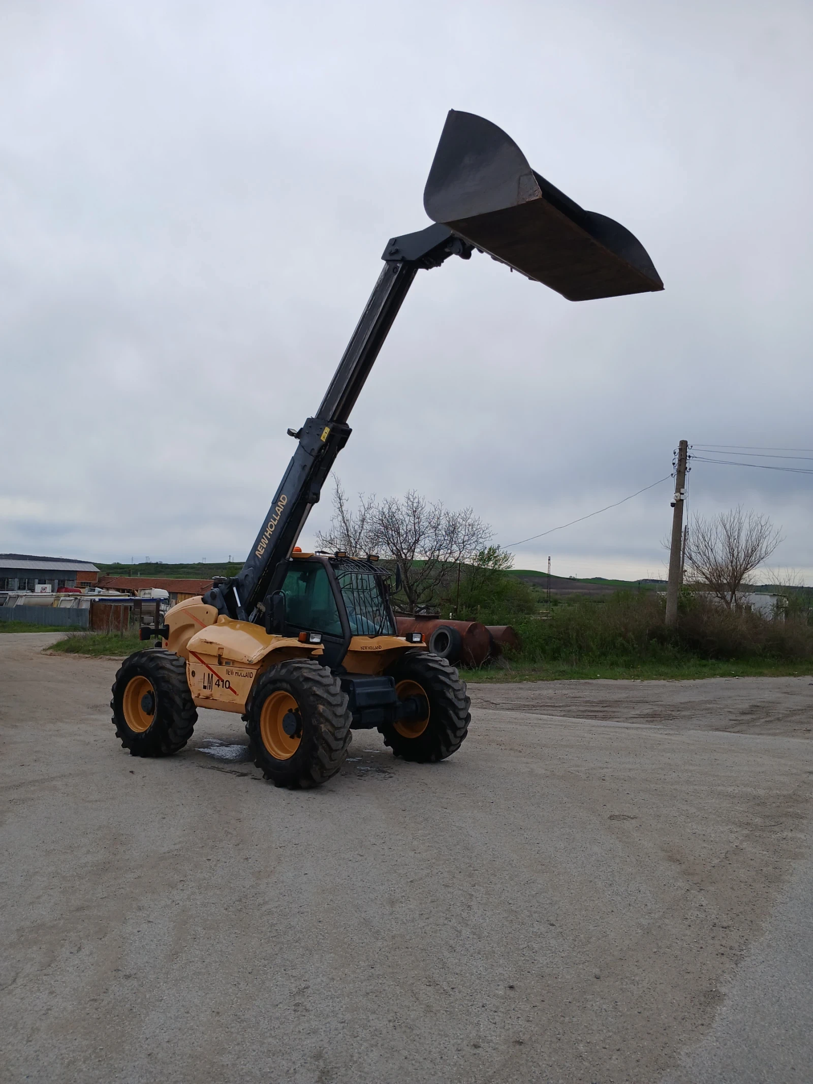 Телескопичен товарач New Holland LM410 - изображение 3