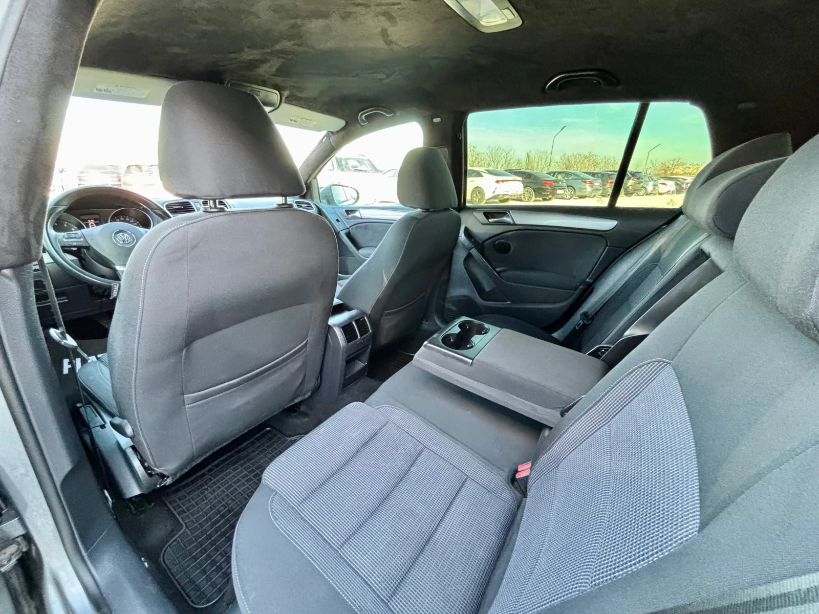 VW Golf 2.5I/ГАЗ/НАВИГАЦИЯ/АВТОПИЛОТ/АЛКАНТАРА/КАМЕРА, снимка 11 - Автомобили и джипове - 53778034