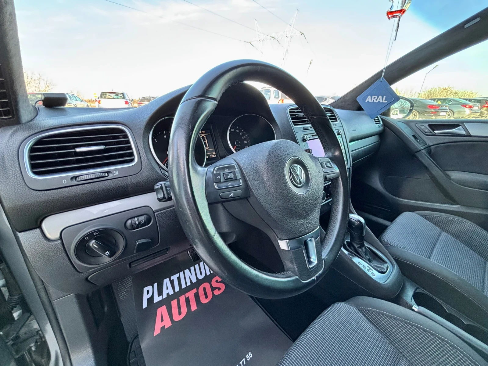 VW Golf 2.5I/ГАЗ/НАВИГАЦИЯ/АВТОПИЛОТ/АЛКАНТАРА/КАМЕРА, снимка 9 - Автомобили и джипове - 53778034