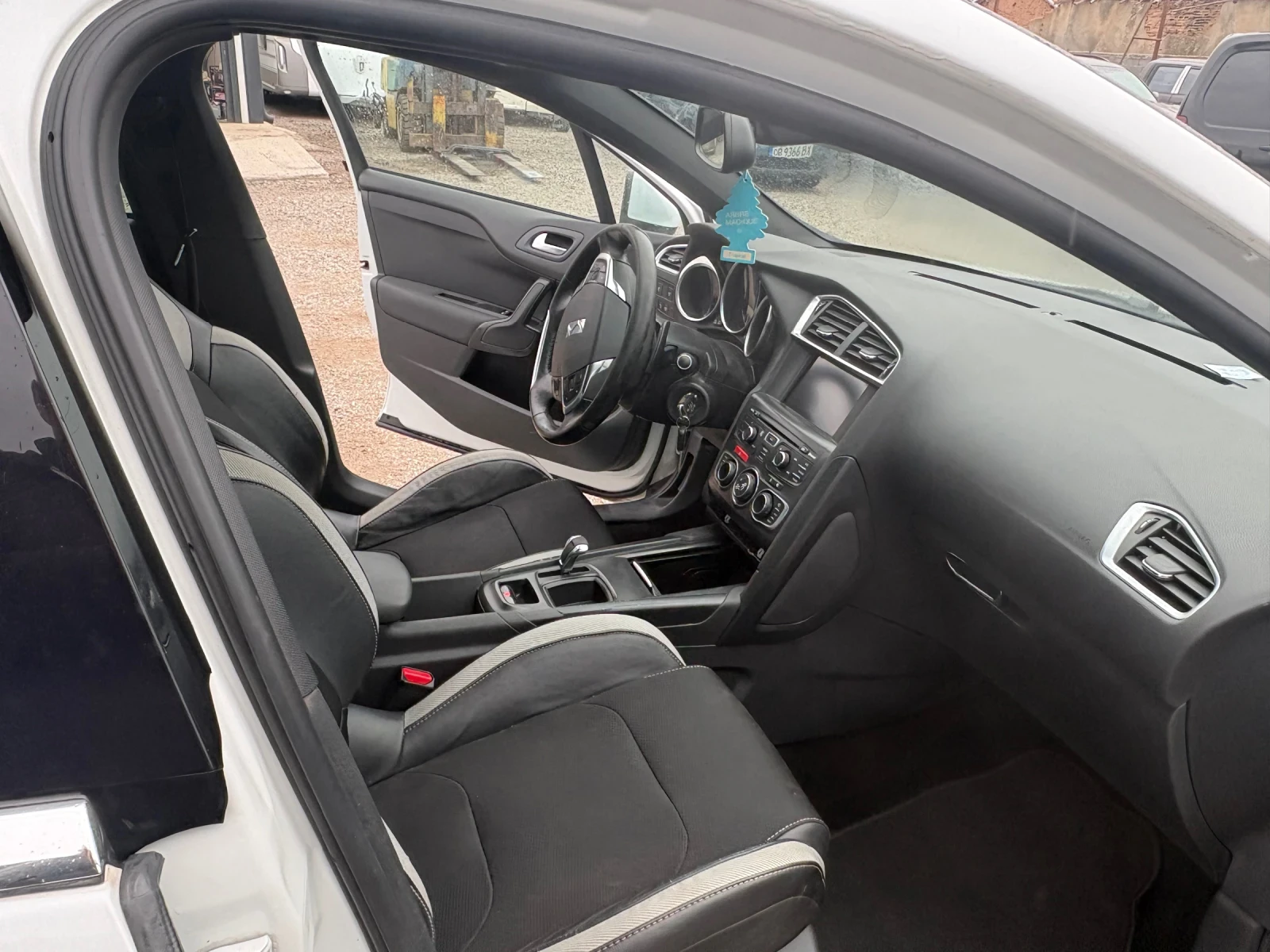 Citroen DS4, снимка 11 - Автомобили и джипове - 53895574