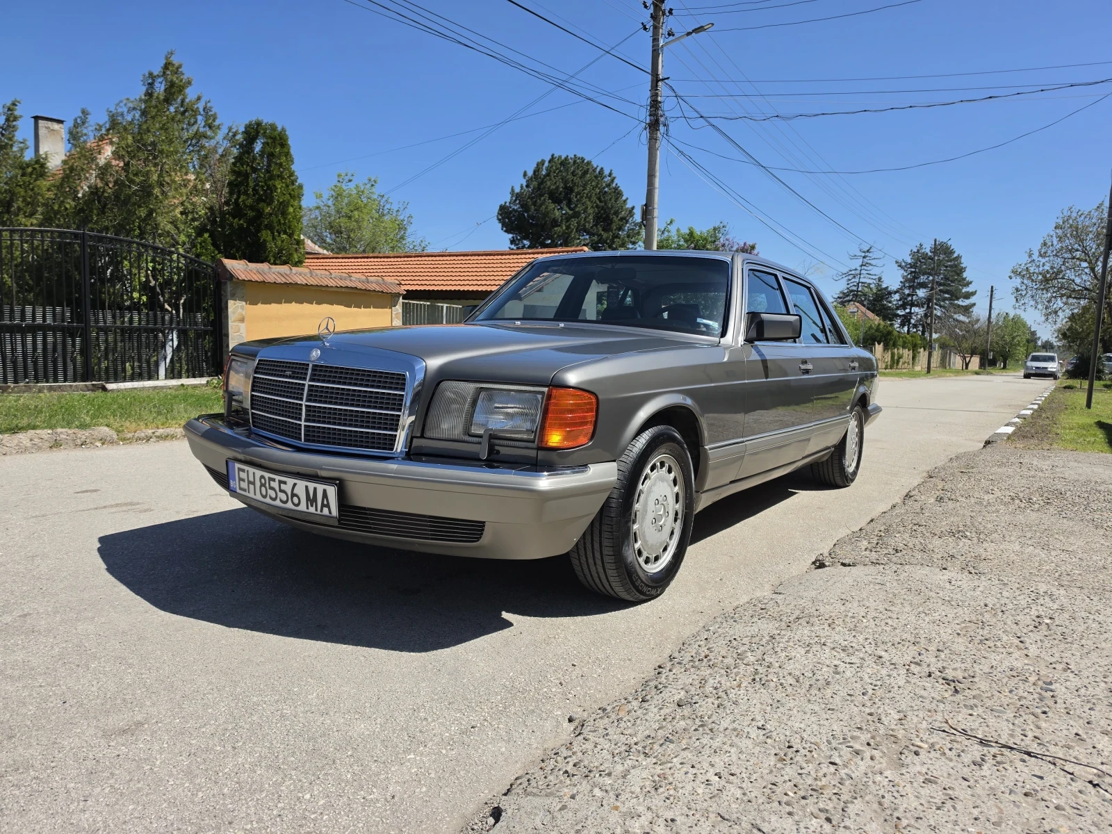 Mercedes-Benz 560 SEL