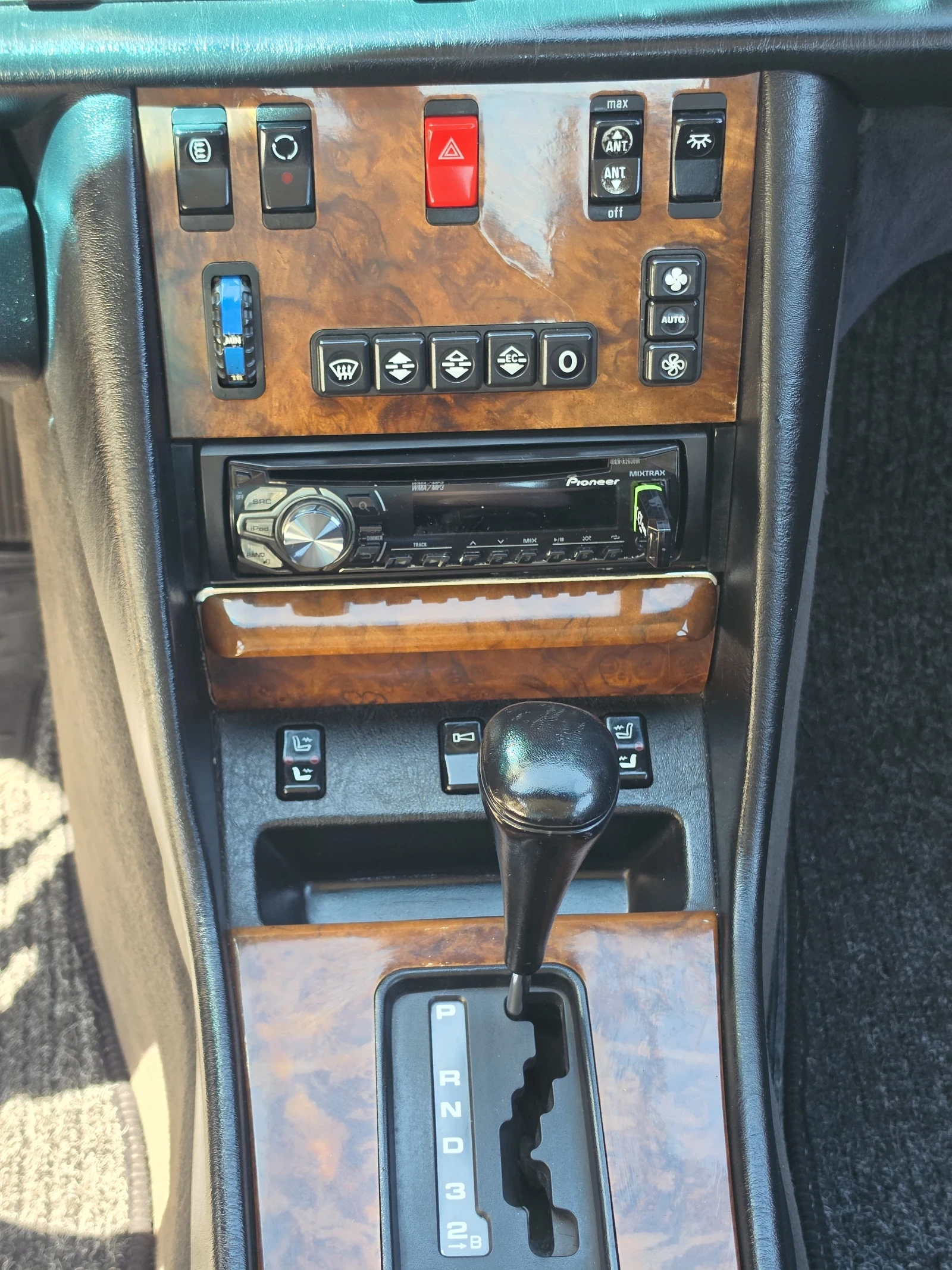 Mercedes-Benz 560 SEL, снимка 10 - Автомобили и джипове - 54319114