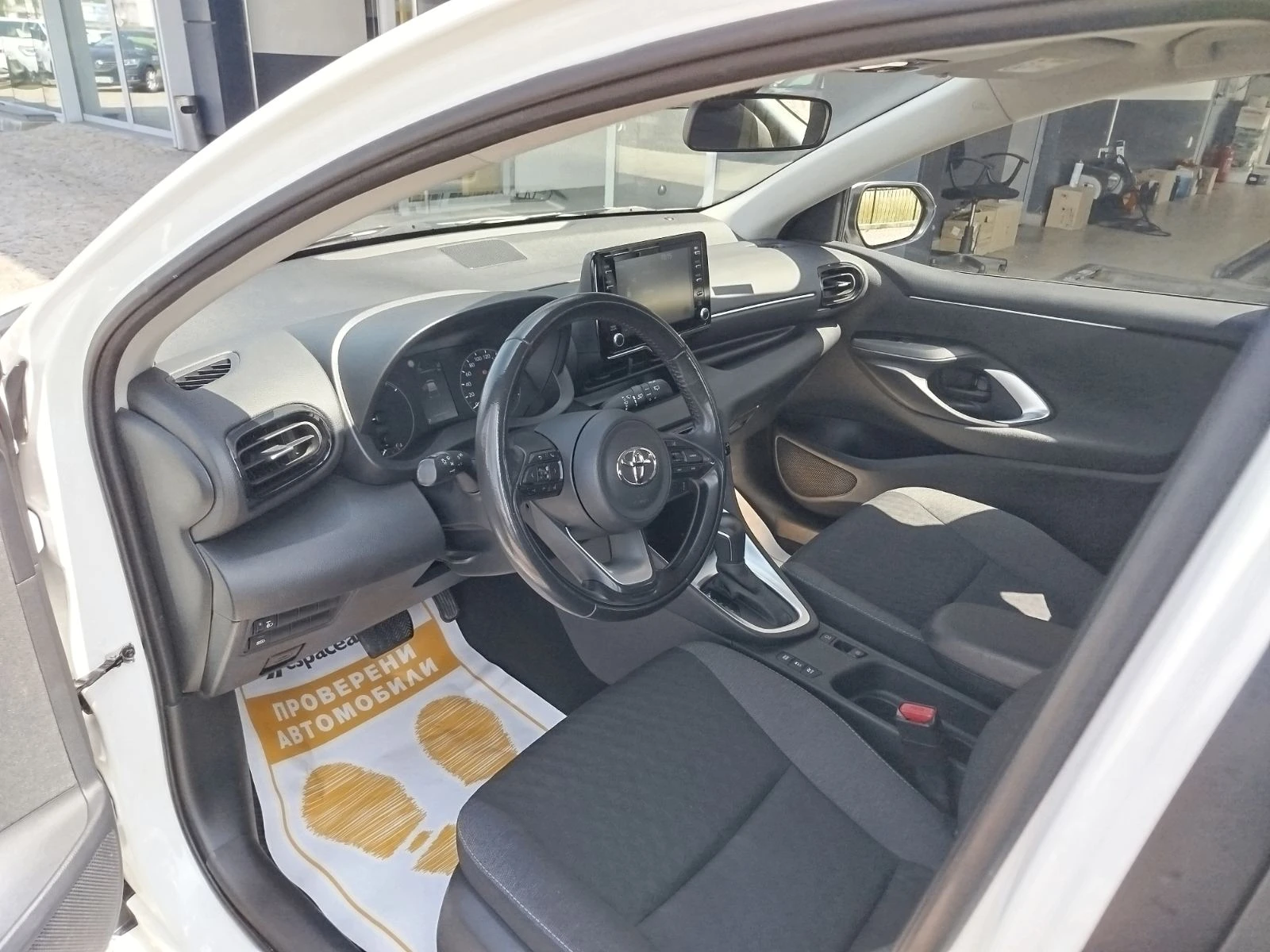 Toyota Yaris Hybird / 1.5 / 116 к.с. / e-CVT, снимка 10 - Автомобили и джипове - 54760754