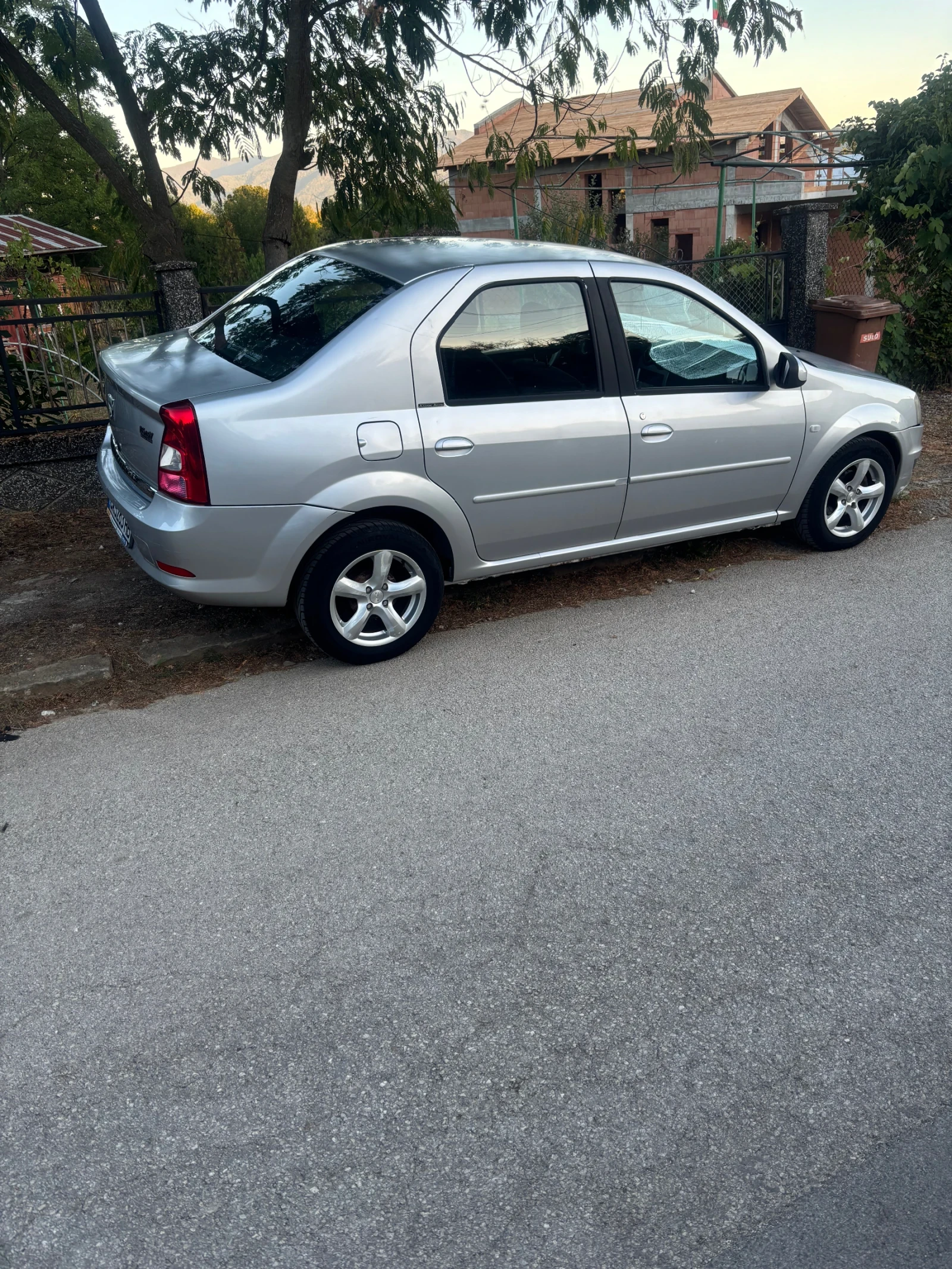 Dacia Logan 1.6 16V, снимка 3 - Автомобили и джипове - 55967568