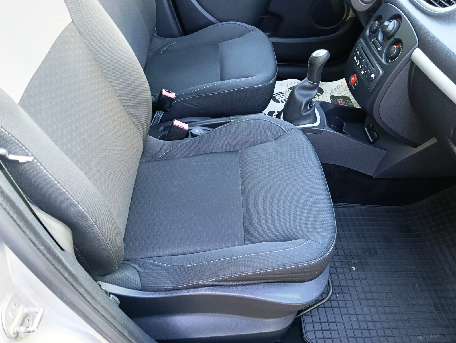 Renault Clio 1.2i 75 ps., снимка 10 - Автомобили и джипове - 56022813