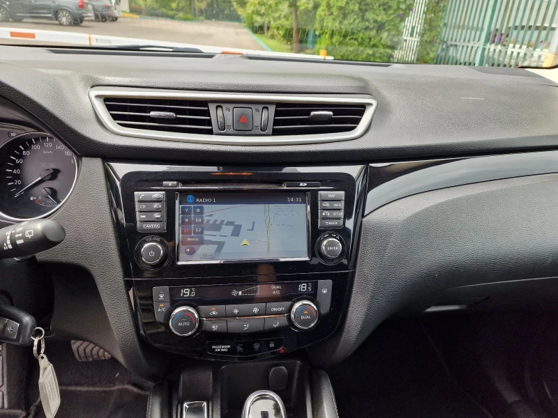 Nissan Qashqai 1.2TCE, снимка 13 - Автомобили и джипове - 52067005