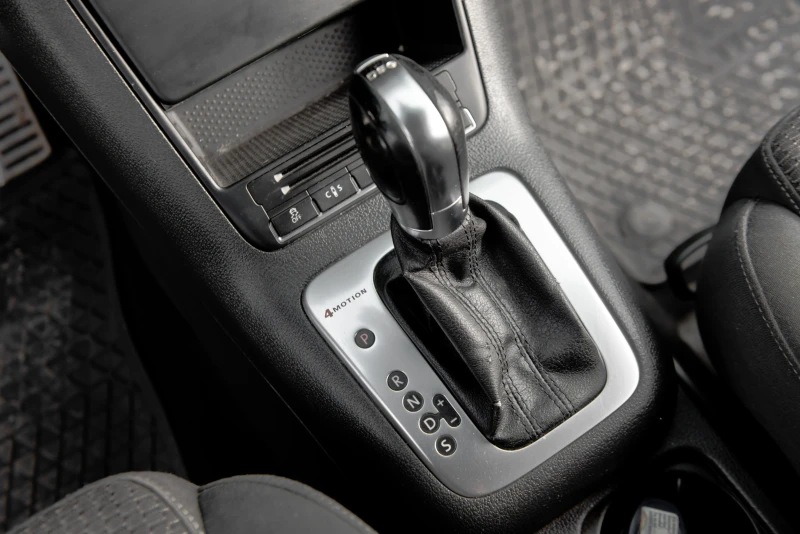 VW Tiguan 2.0 TDI R-line 4x4, снимка 14 - Автомобили и джипове - 53390960