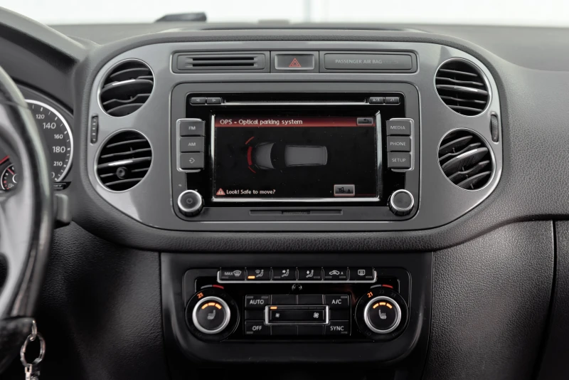 VW Tiguan 2.0 TDI R-line 4x4, снимка 11 - Автомобили и джипове - 53390960