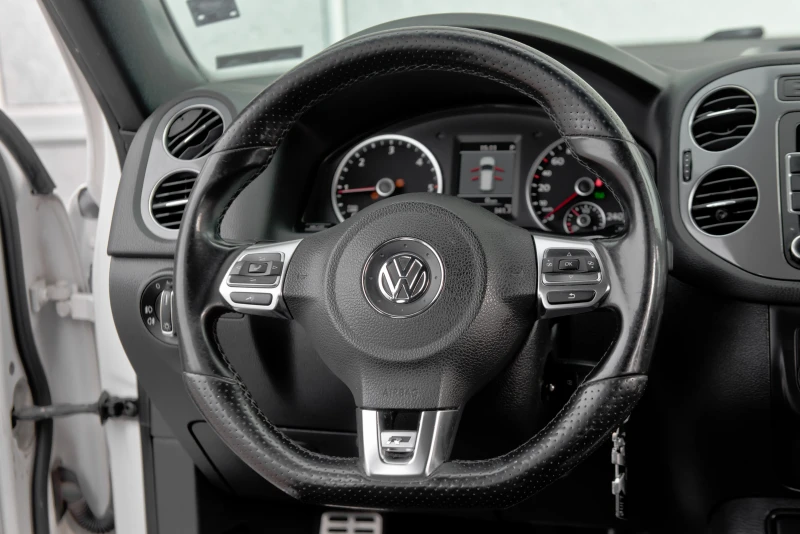 VW Tiguan 2.0 TDI R-line 4x4, снимка 10 - Автомобили и джипове - 53390960