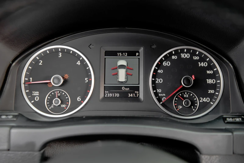 VW Tiguan 2.0 TDI R-line 4x4, снимка 13 - Автомобили и джипове - 53390960