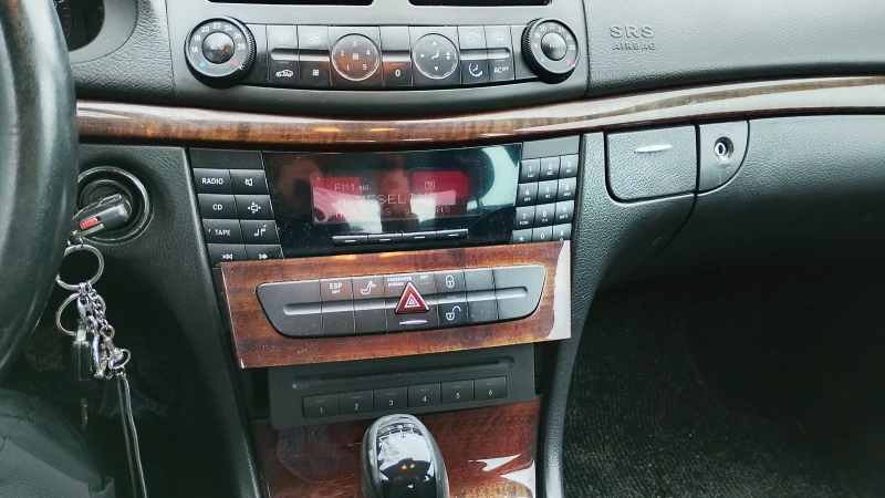 Mercedes-Benz E 220 2.2 CDI, снимка 6 - Автомобили и джипове - 53432884